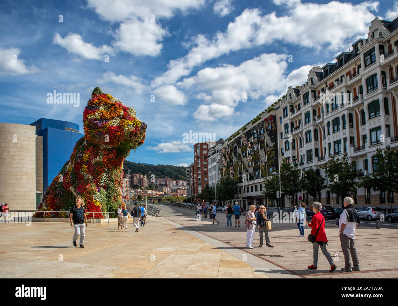 Bilbao Spanien - September 25, 2019: Die Menschen auf dem Platz mit floralen Welpe, eine Skulptur von Jeff Koons in 1992 Vor dem Guggenheim muse Stockfoto