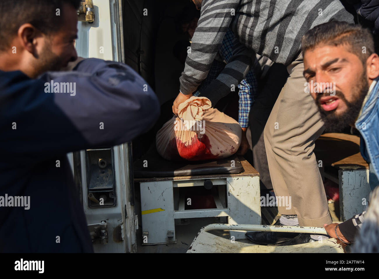 (Anmerkung des Editors: Bild zeigt Tod) Menschen tragen ein Körper eines Non-Local Resident Rinku Kumar im Krankenhaus nach seinem Tod in eine Granate blast in Srinagar. Ein nicht-lokaler Bewohner wurde getötet, während und mindestens 40 Menschen, darunter drei Sicherheitskräfte Personal in eine Granate Angriff bei Gonikhan Bereich von Hari Singh High Street (Hshs) im Herzen von Srinagar verletzt wurden. Stockfoto