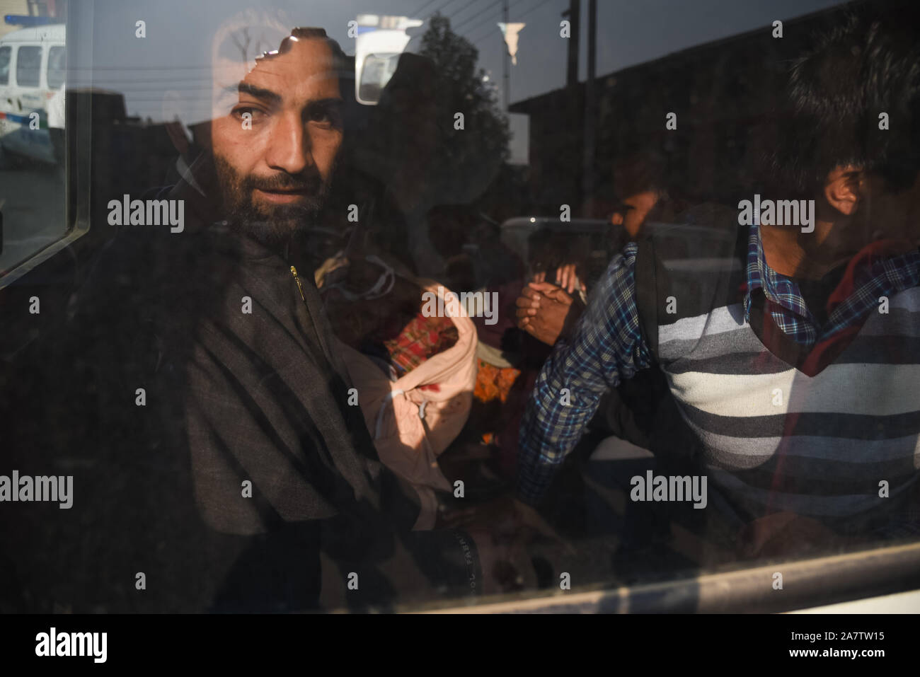 (Anmerkung des Editors: Bild zeigt Tod) einen toten Körper von non-local Resident in einem Krankenwagen gesehen nach seinem Tod in eine Granate blast in Srinagar. Ein nicht-lokaler Bewohner wurde getötet, während und mindestens 40 Menschen, darunter drei Sicherheitskräfte Personal in eine Granate Angriff bei Gonikhan Bereich von Hari Singh High Street (Hshs) im Herzen von Srinagar verletzt wurden. Stockfoto