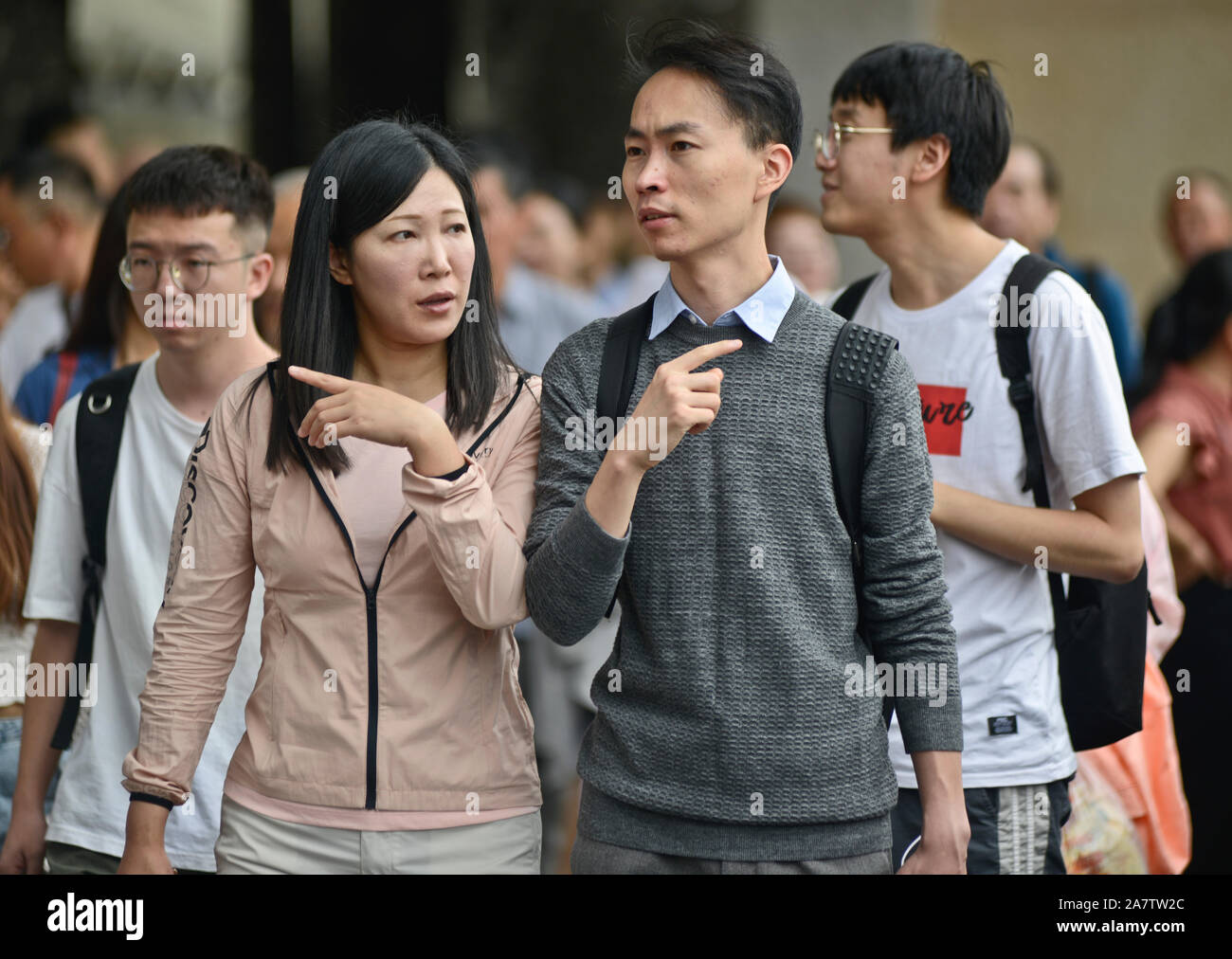 Chinesisches Ehepaar miteinander reden. Platz des Himmlischen Friedens, Peking, China Stockfoto
