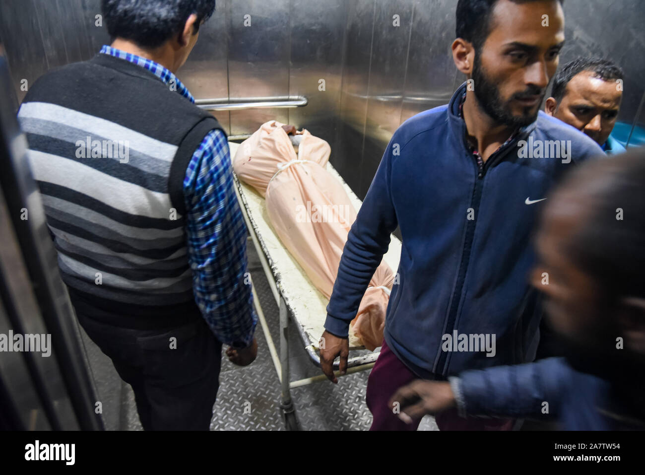 (Anmerkung des Editors: Bild zeigt Tod) kaschmirischen Volkes einen Körper der Non-Local Resident Rinku Kumar im Krankenhaus nach seinem Tod in eine Granate blast in Srinagar. Ein nicht-lokaler Bewohner wurde getötet, während und mindestens 40 Menschen, darunter drei Sicherheitskräfte Personal in eine Granate Angriff bei Gonikhan Bereich von Hari Singh High Street (Hshs) im Herzen von Srinagar verletzt wurden. Stockfoto