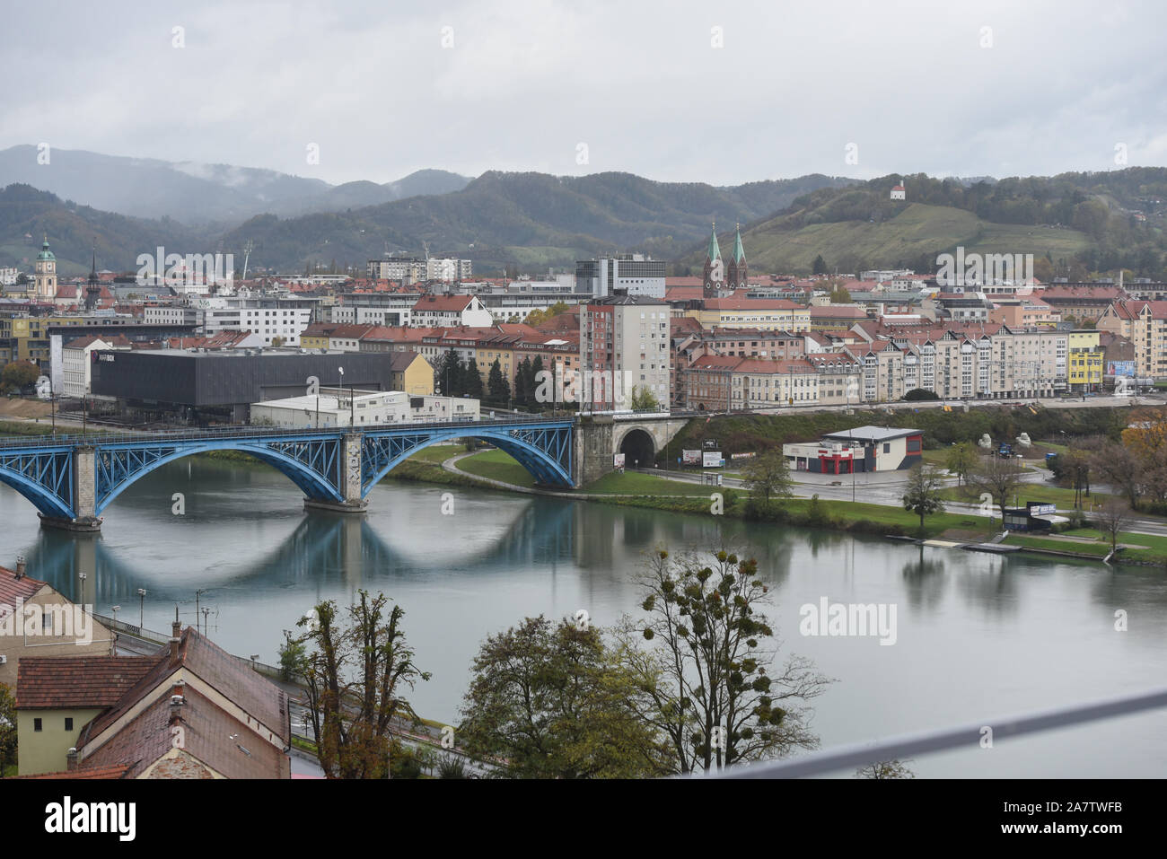 Anzeigen von Maribor Eisenbahnbrücke in Maribor. einen Weltkrieg zwei Bombe wurde in die slowenische Stadt Maribor nach der Evakuierung von rund 1.000 Menschen deaktiviert. Die 500 kg Bombe wurde während der Bauarbeiten an der Bahnstrecke entdeckt. Stockfoto