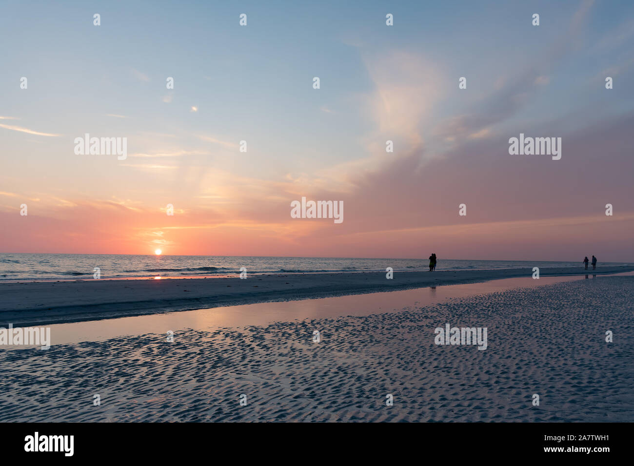 Silhouette einer Person zu Fuß am Strand in Clearwater, Florida Stockfoto