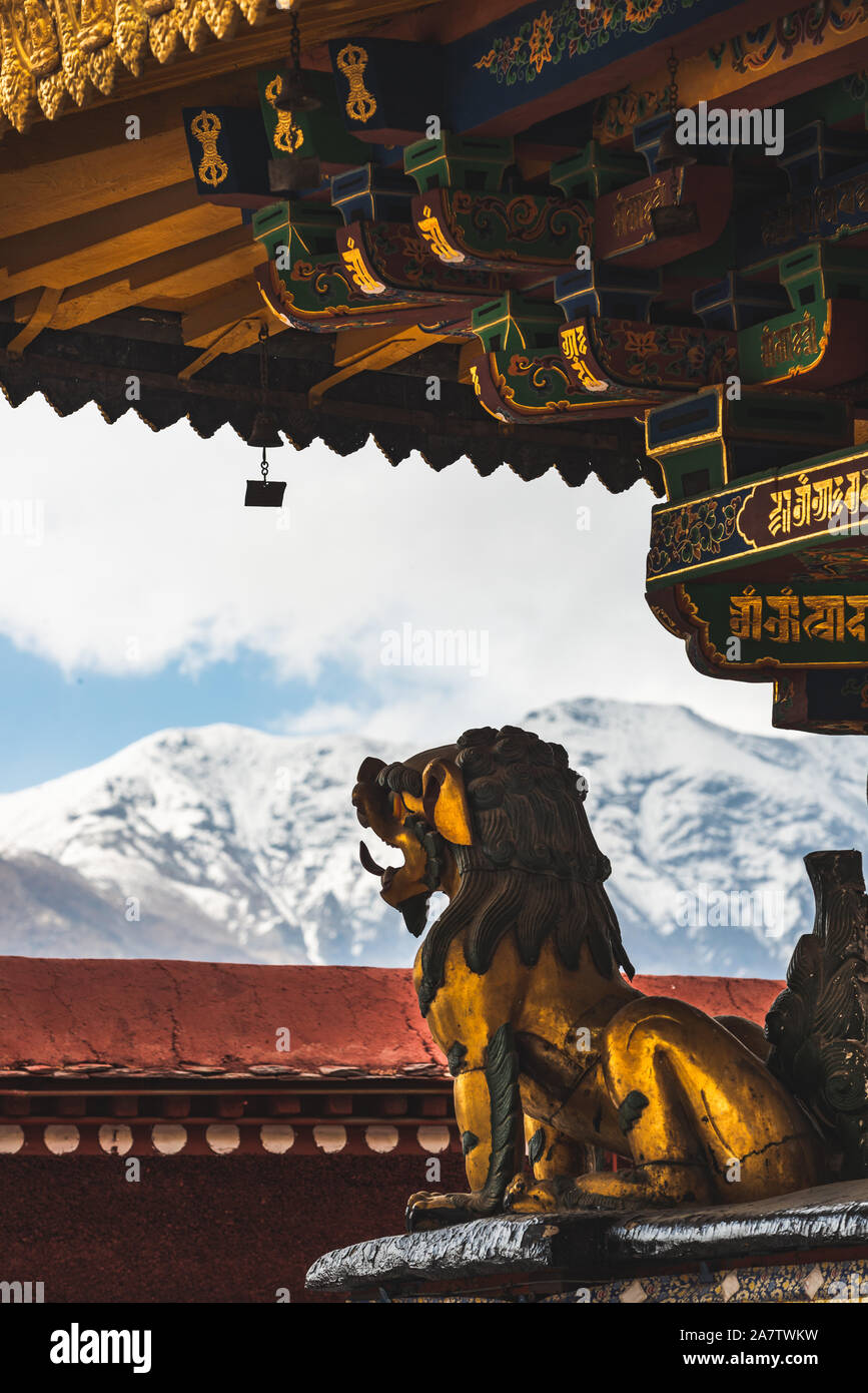 Ein Löwe Statue auf einer der Ecken des Jokhang Tempel in Lhasa, Tibet. Der Tempel ist das Heiligste in ganz Tibet, und eine, die fast alle Tibeter wil Stockfoto