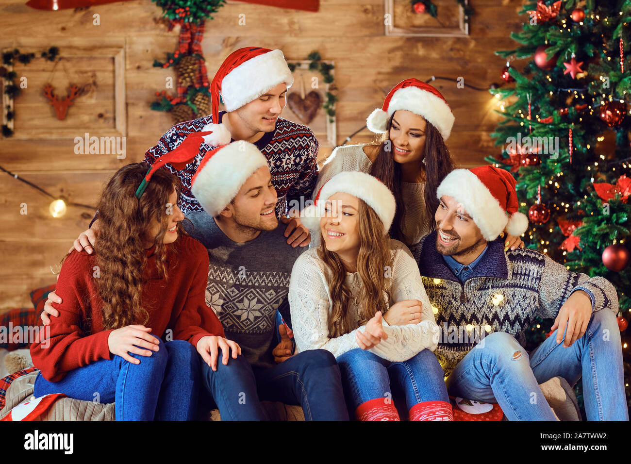 Gruppe von Lachen Freunde in Santa Hüte Stockfoto