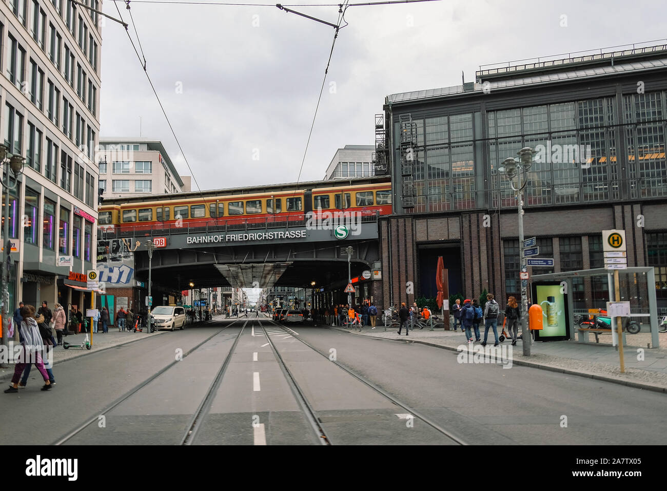 Berlin city street life Stimmung mit Verkehr, Personen und DB-Bahnhof, Verkehr Stockfoto