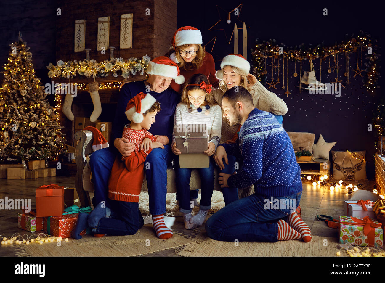 Eine große Familie in einem Zimmer gibt Geschenke zu Weihnachten. Stockfoto