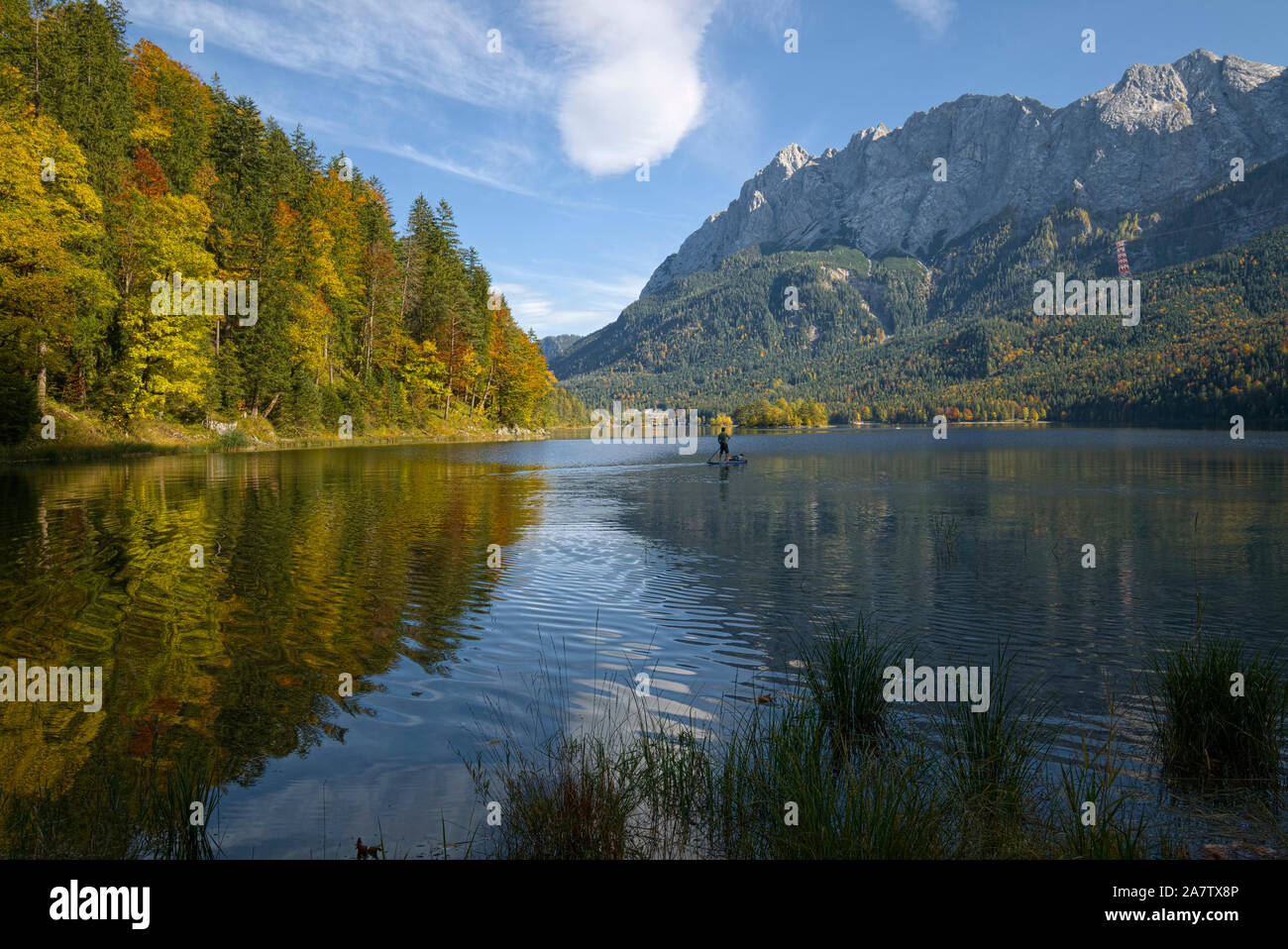 Standup paddleboarding auf Eibsee und Zugspitze im Herbst, Bayern, Deutschland Stockfoto