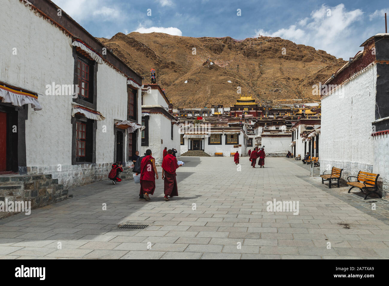 Shigatse, China - April 6, 2019: Eine tibetische Mönche durch den Innenhof eines buddhistischen Tempels in Shigatse, Tibet gehen. Stockfoto