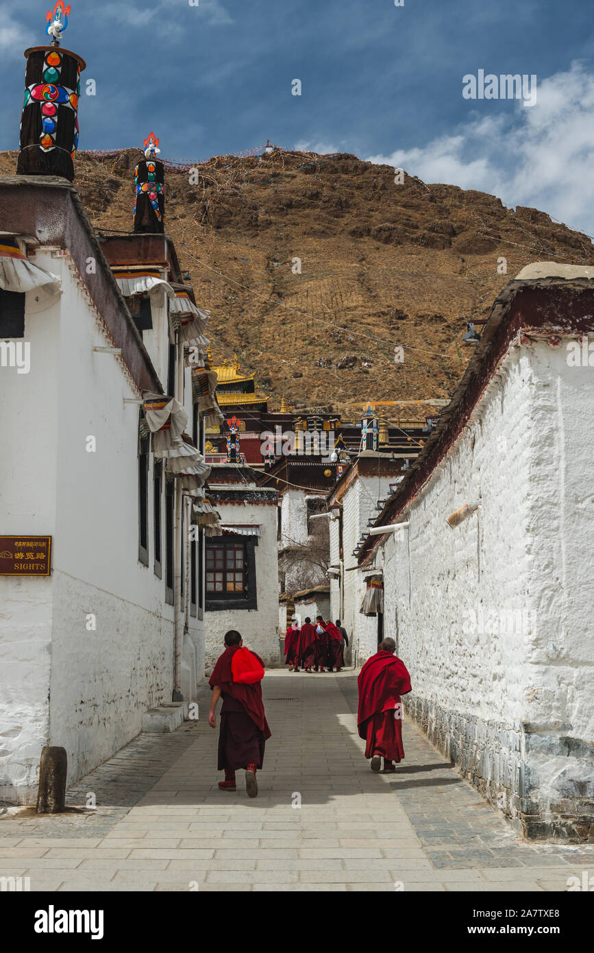 Shigatse, China - April 6, 2019: Eine tibetische Mönche durch den Innenhof eines buddhistischen Tempels in Shigatse, Tibet gehen. Stockfoto