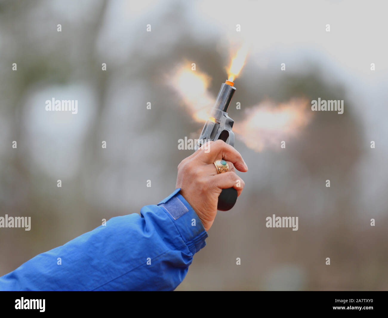 Rennen offizielle feuerte eine Pistole auf der Start in einem Rennen