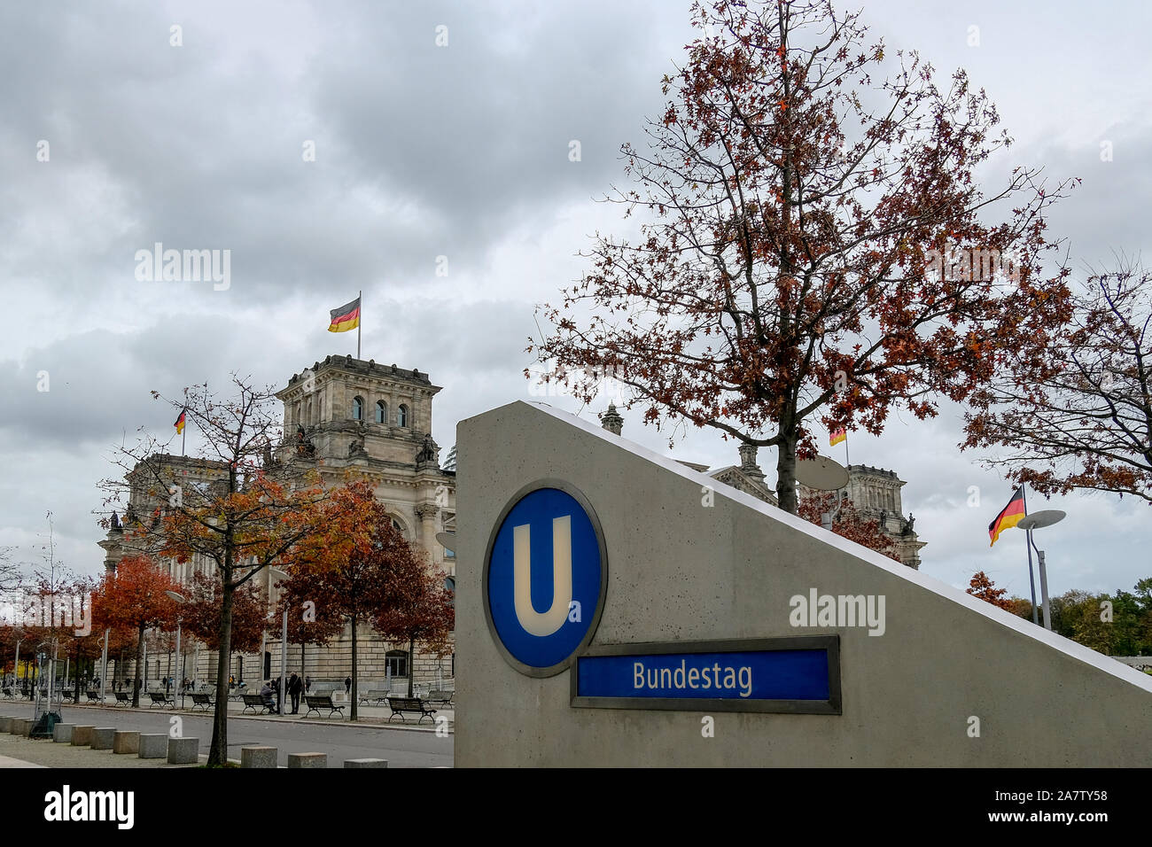 Bundestag U-Bahn Metro stop mit Reichstag historische Gebäude Hintergrund, Deutschland Stockfoto
