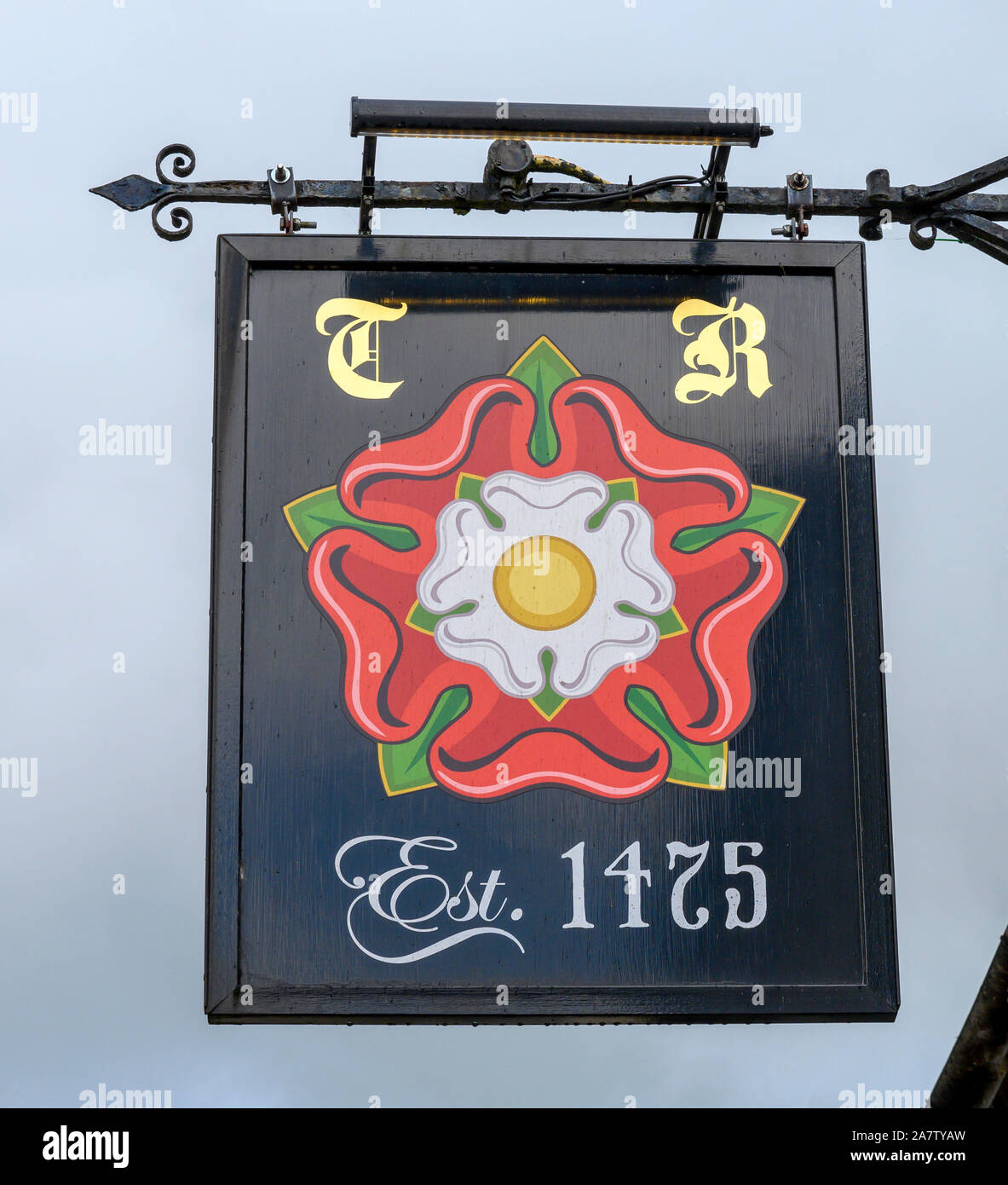 Hängende pub Zeichen für Die Tudor Rose Public House und Restaurant am Kornmarkt, Romsey, Hampshire, England, UK. Stockfoto