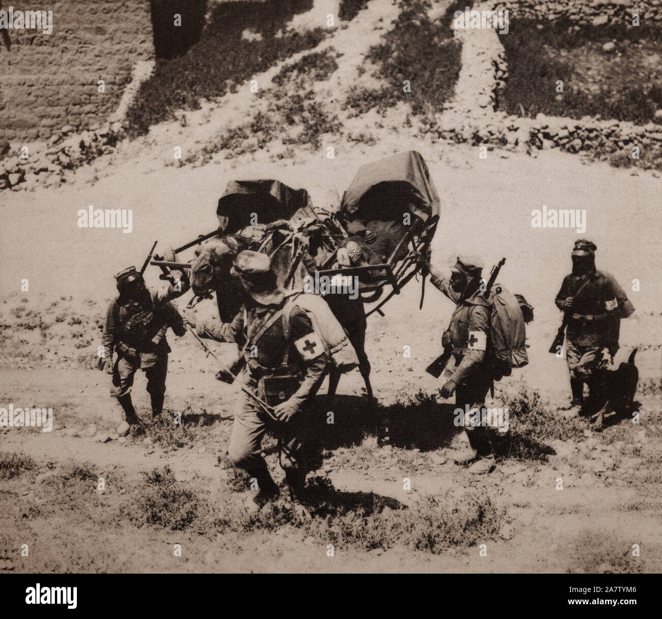 Das Rote Kreuz, die verwundeten Soldaten während des Sinai und Palästina Kampagne des Nahen Ostens Theater des Ersten Weltkriegs von der Arabischen Revolte und das Britische Empire, gegen das Osmanische Reich und seinem Kaiserlichen verbündeten gekämpft wurde. Es begann mit einem Osmanischen Versuch, den Suezkanal überfallen in 1915 und endete mit dem Waffenstillstand von Mudros im Jahre 1918, was auf die Abtretung der osmanischen Syrien. Stockfoto