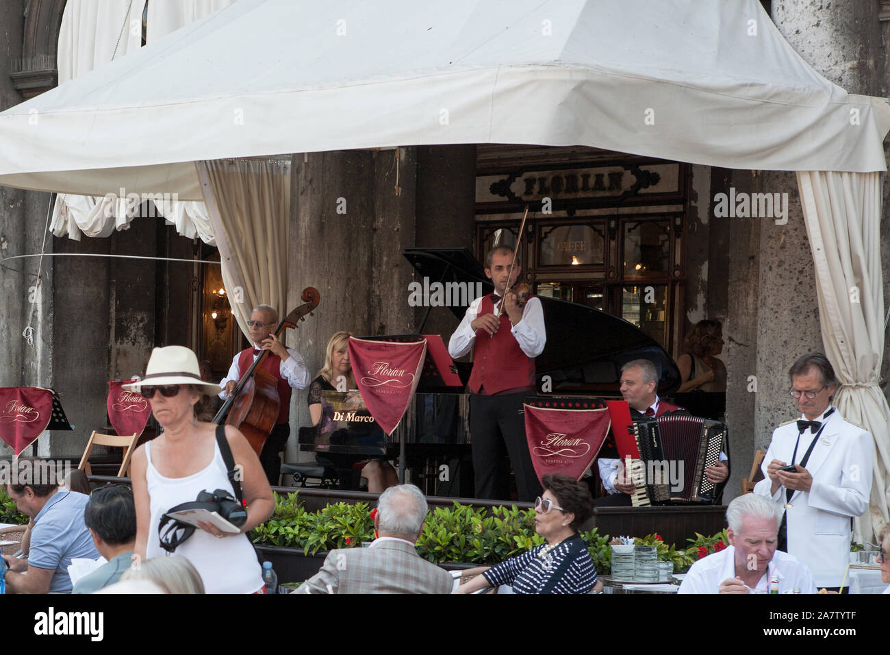 Kleine Orchester spielt auf der Terrasse des Caffè Florian, Piazza San Marco, Venedig, Italien Stockfoto