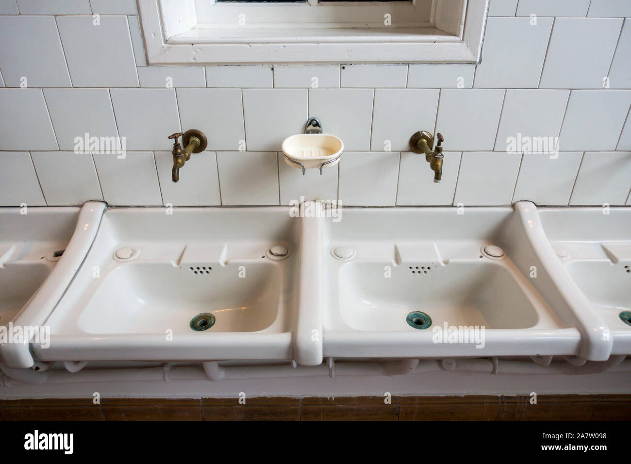 Zwei Weiße Wannen/Waschbecken im Badezimmer stillgelegter Klinik Stockfoto