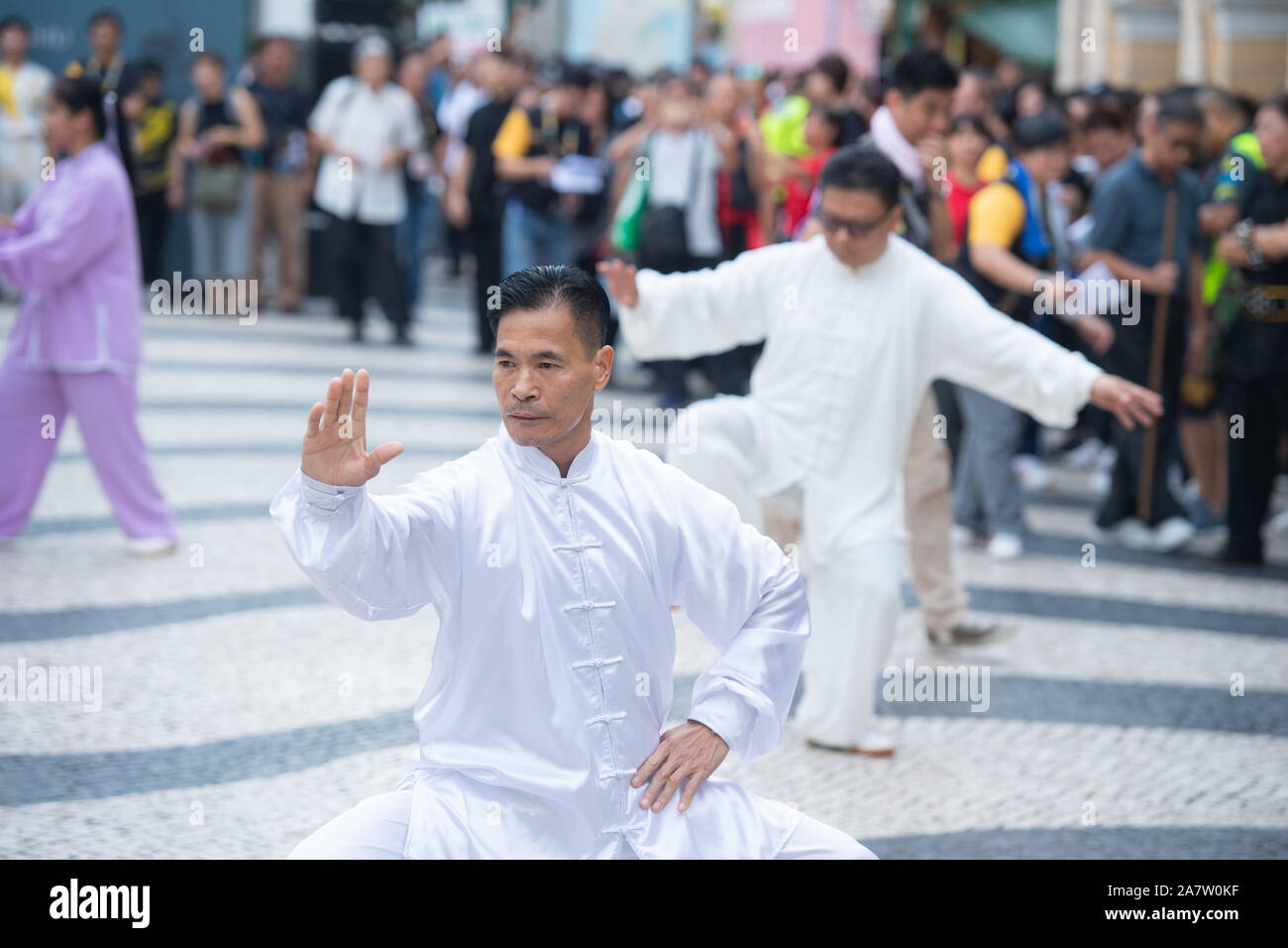 Die Teilnehmer nehmen an der Wushu Meister Herausforderung 2019 Veranstaltung in Macau, China, 4. August 2019. Über 350 Künstler in der Drache teilgenommen und Stockfoto