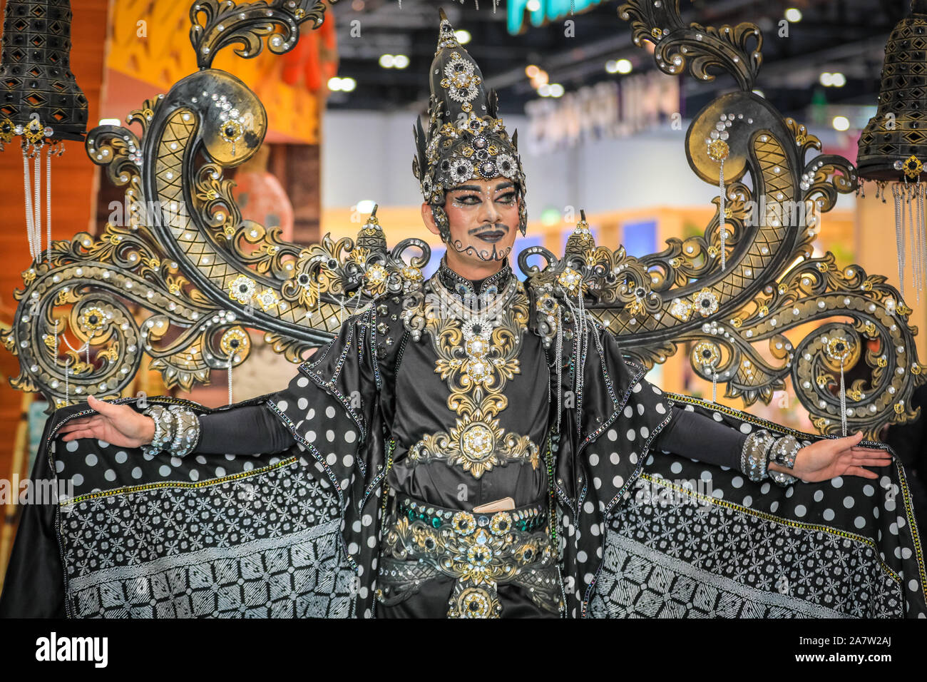 ExCel London, London, 04. November 2019. Ein eindrucksvolles traditionelles Krieger in schweren Outfit an der Indonesien stehen. Die globale Travel Trade Erneut erhält zusammen für die jährliche World Travel Market (WTM) Messe und Ausstellung. WTM läuft Nov. 4-6 bei ExCel London. Credit: Imageplotter/Alamy leben Nachrichten Stockfoto