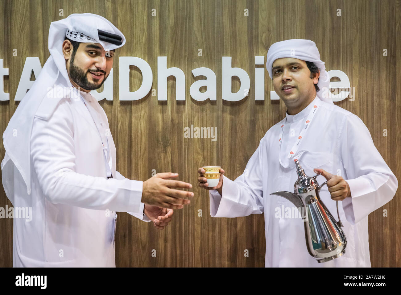 ExCel London, London, 04. November 2019. Zwei represntatives Chat über einen traditionellen Kaffee am Besuchen Sie Abu Dhabi stehen. Die globale Travel Trade Erneut erhält zusammen für die jährliche World Travel Market (WTM) Messe und Ausstellung. WTM läuft Nov. 4-6 bei ExCel London. Credit: Imageplotter/Alamy leben Nachrichten Stockfoto