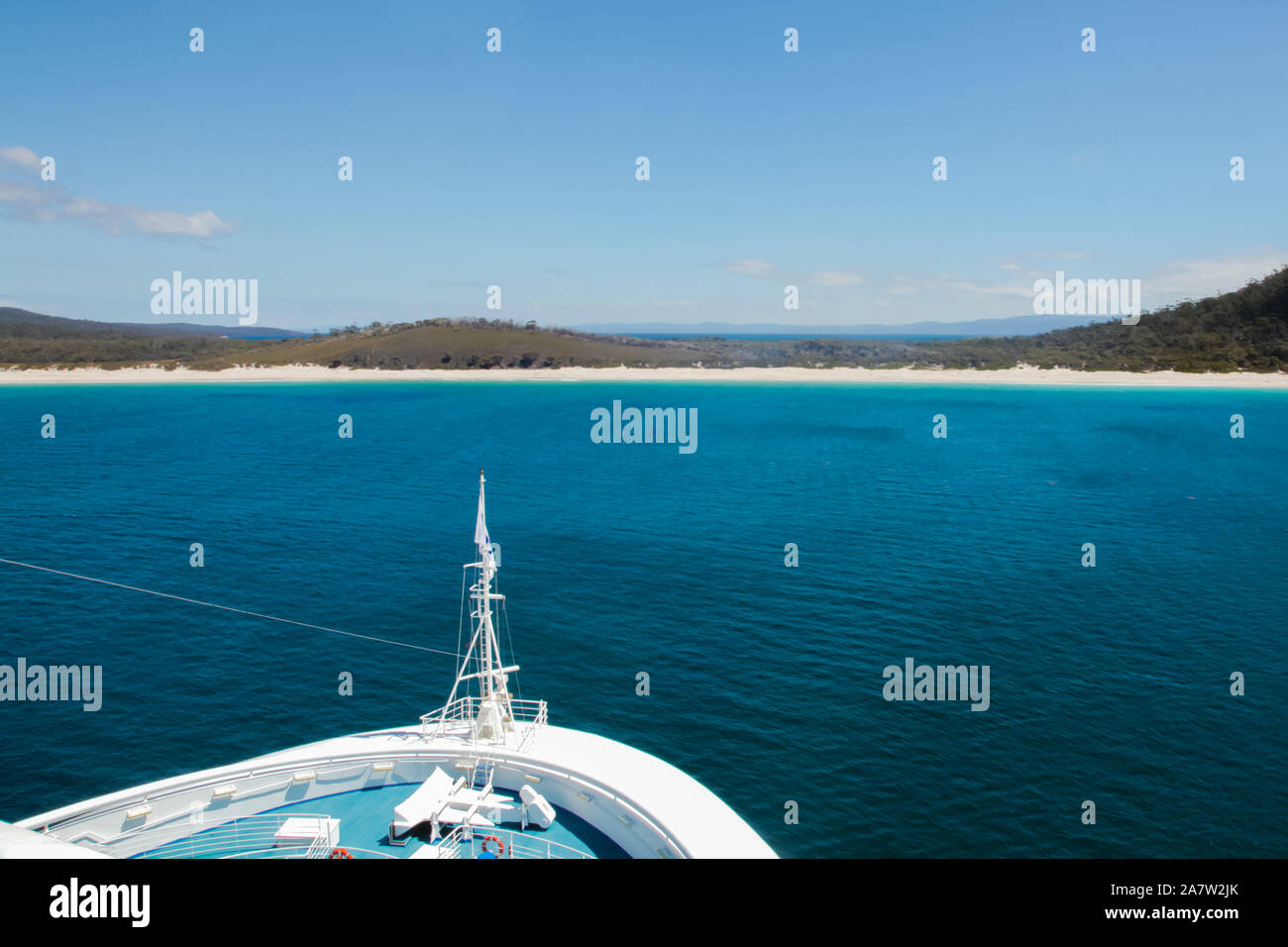 Bug eines Luxus Kreuzfahrtschiff mit einem paradiesischen Strand und Ozean Blau als Hintergrund. Wineglass Bay in Tasmanien, Australien. Stockfoto