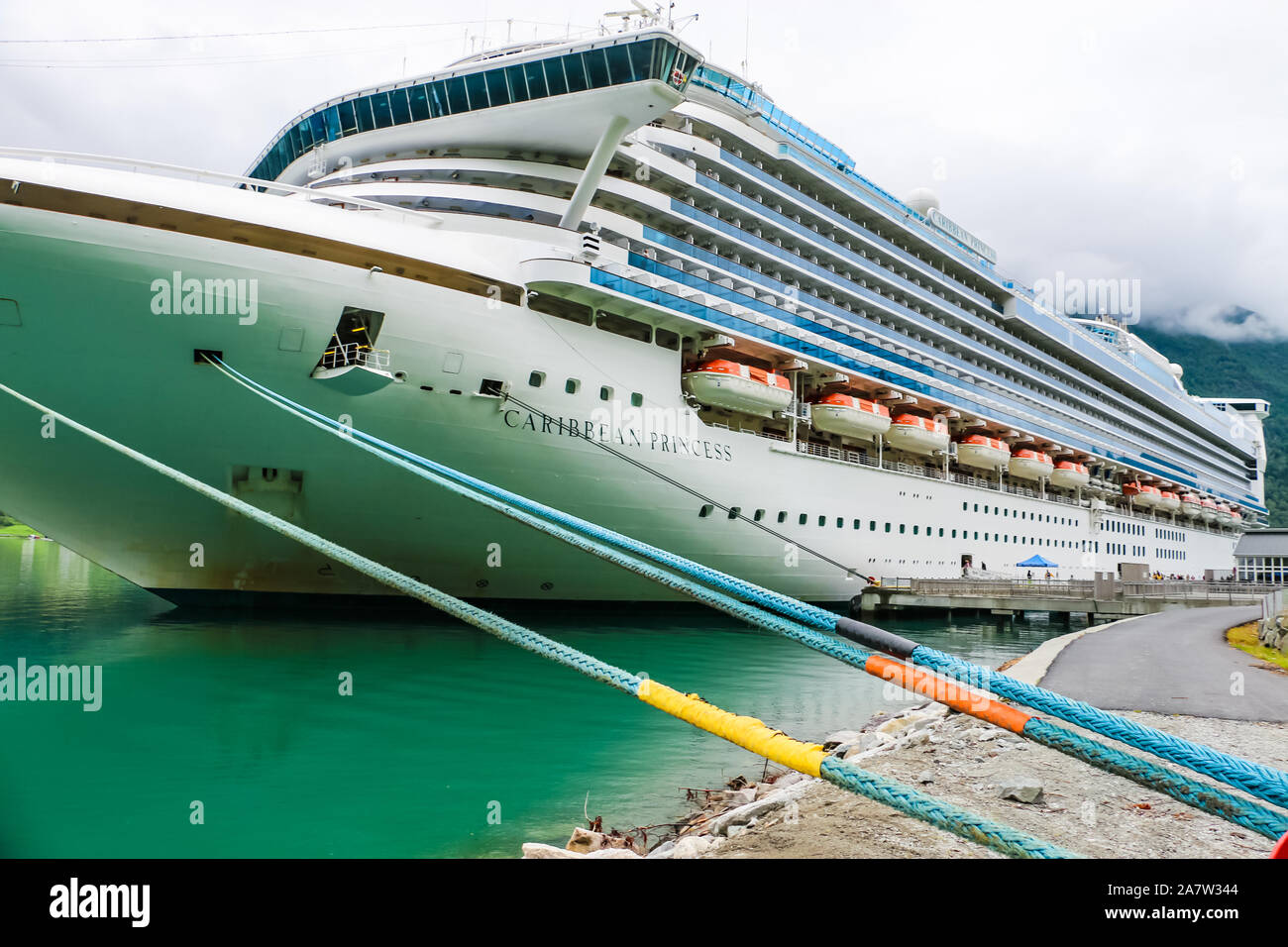 Blick auf Verankerung Seile, die mit dem Bogen der großen Luxus Kreuzfahrt Schiff geht. Stockfoto