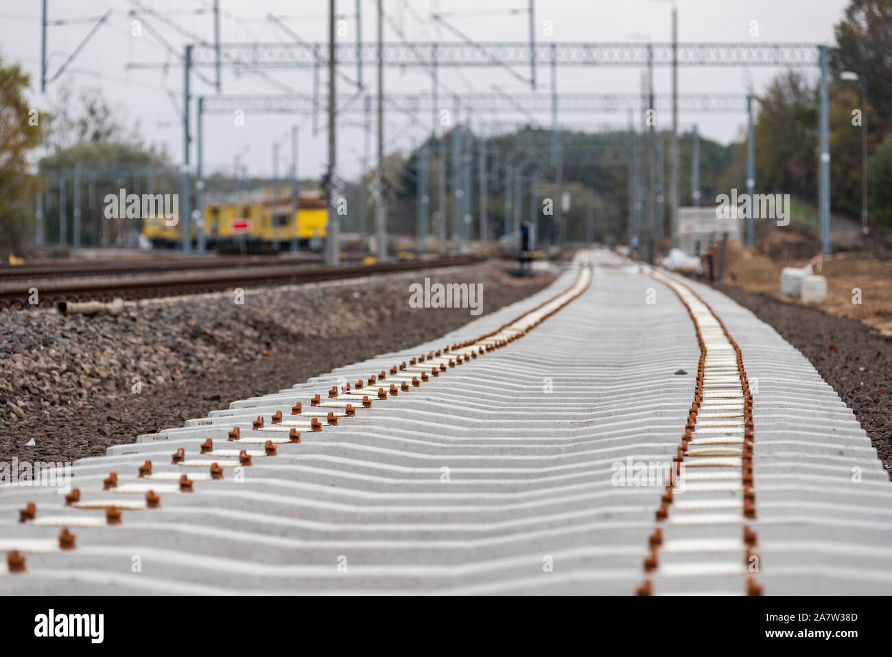 Die Modernisierung der Bahnstrecke. Neue Spur, Schotter, Schwellen - close-up. Stockfoto