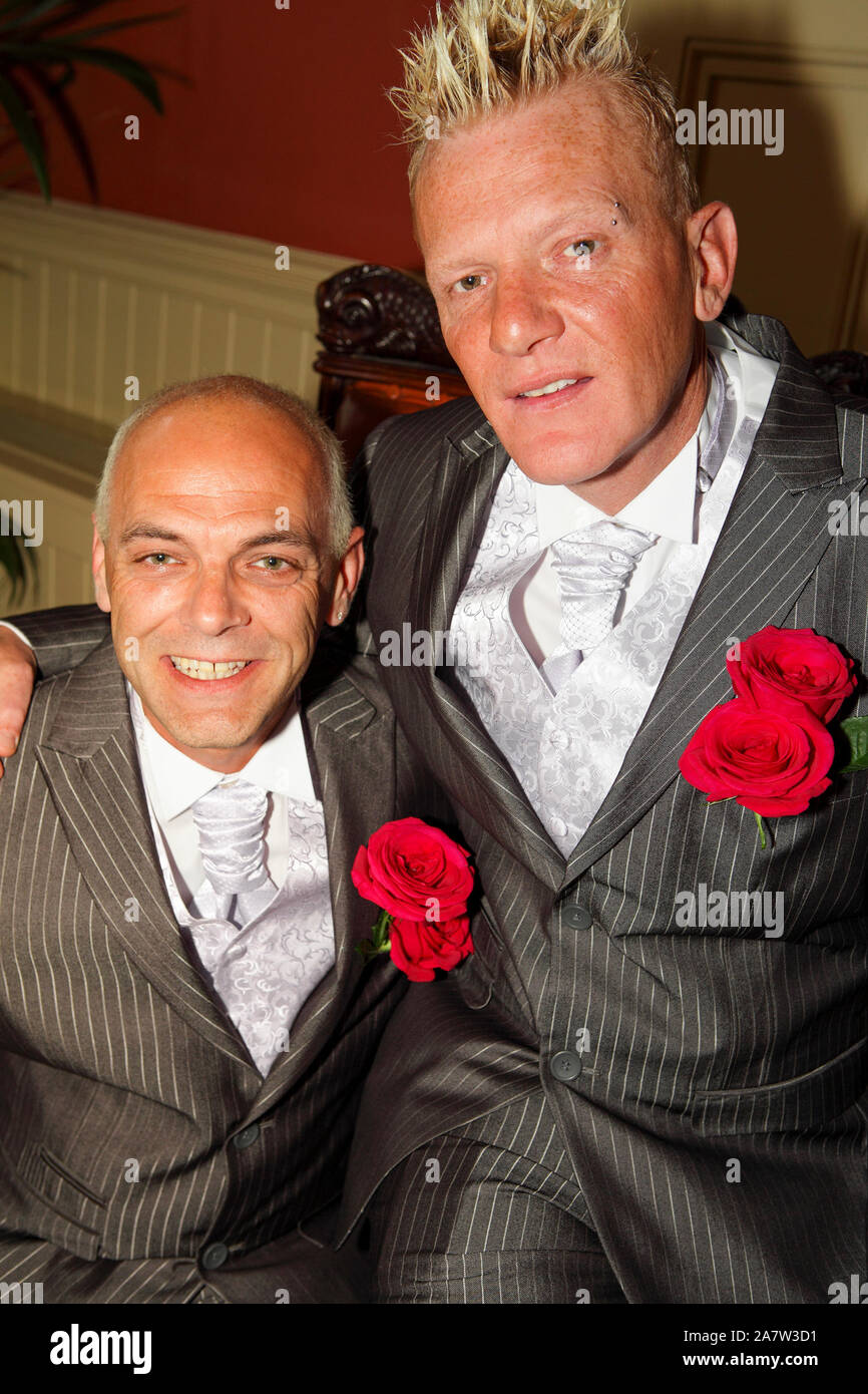 Chris und Tony während ihrer Hochzeit in Brighton, Rathaus. Eine wirklich wunderbare Gelegenheit für jedermann. Stockfoto