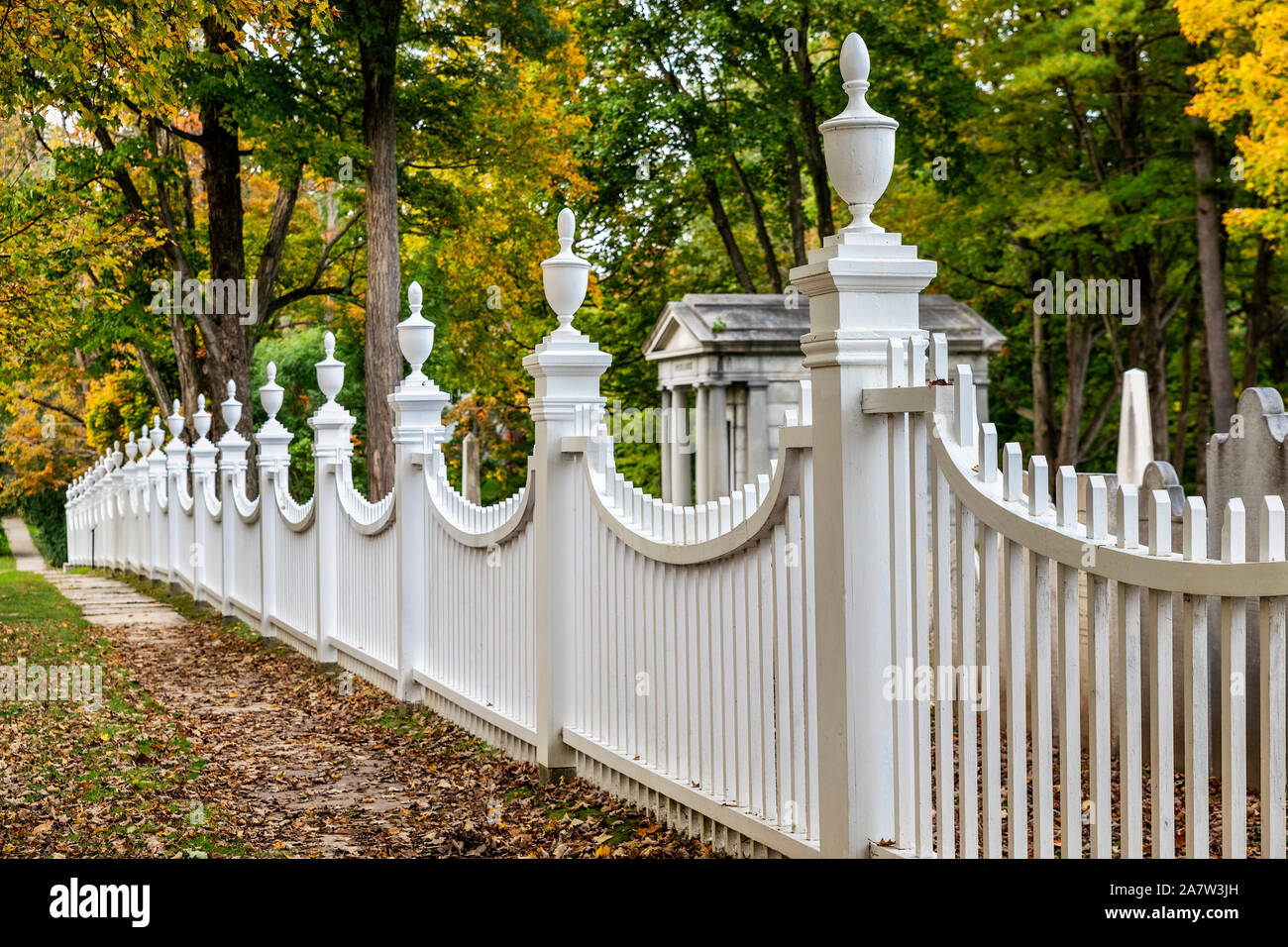 Charmante New England Lattenzaun mit Herbstlaub, Bennington, Vermont, USA. Stockfoto