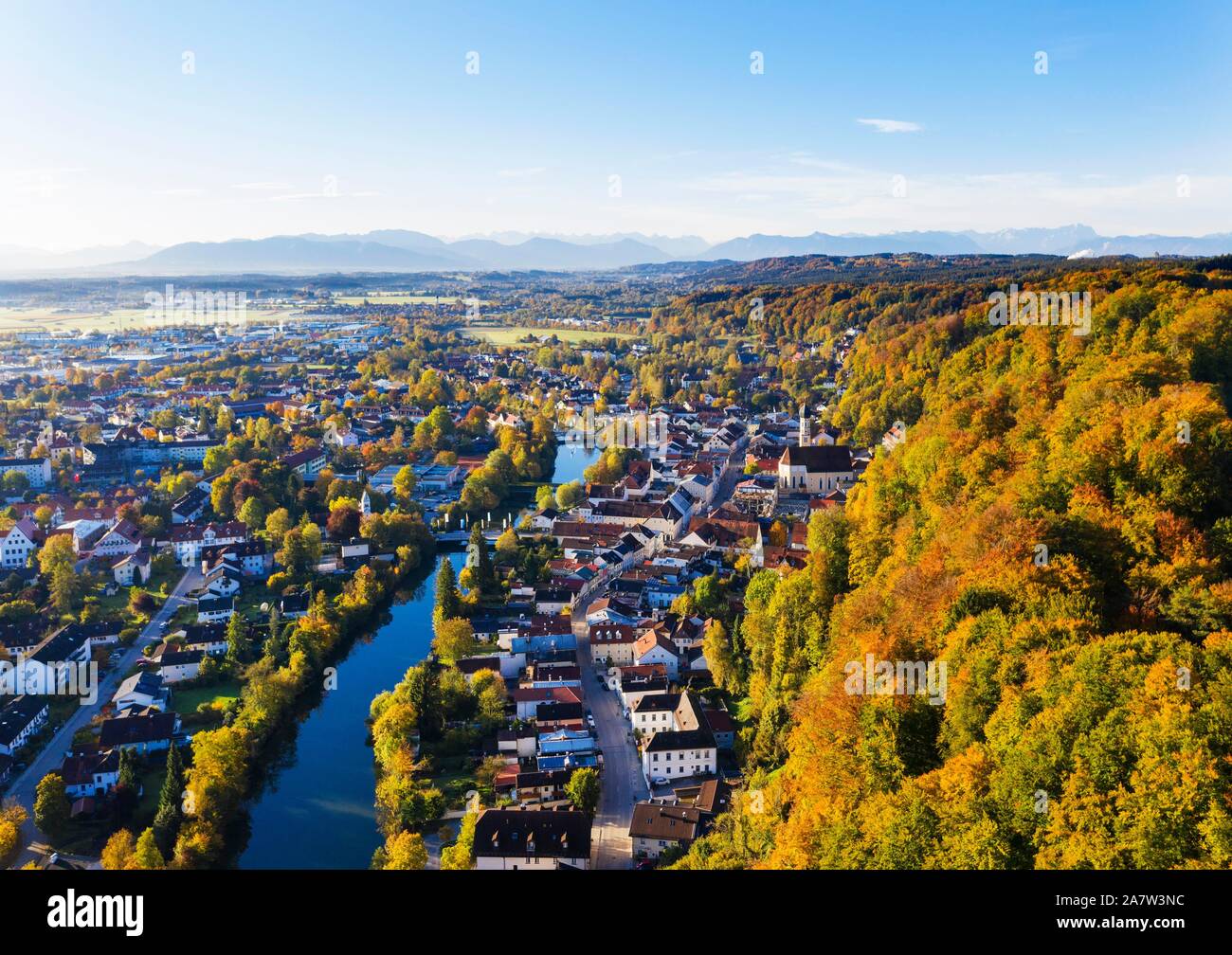 Altstadt wolfratshausen mit loisach und bergwald Fotos und