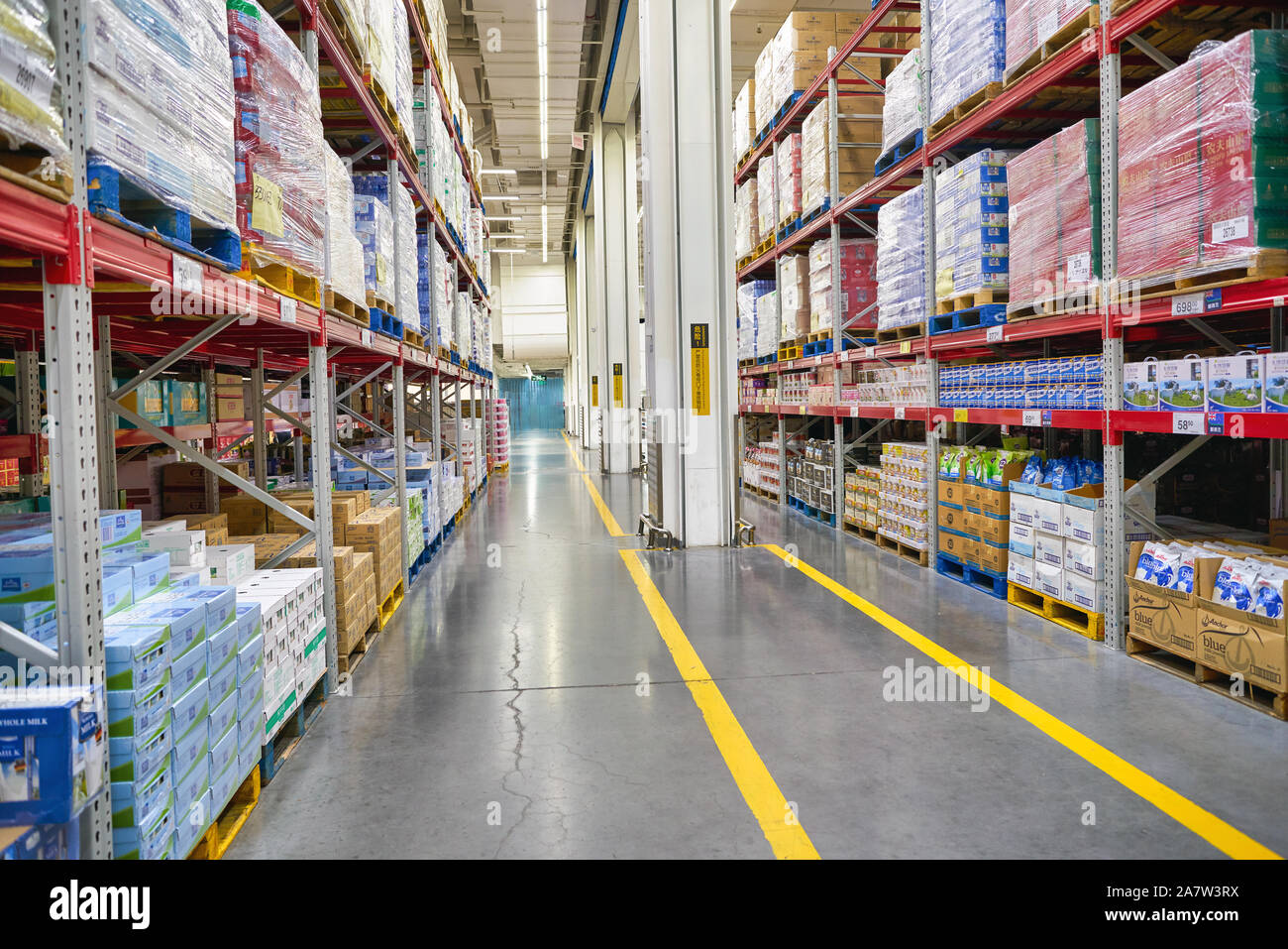 SHENZHEN, China - April 22, 2019: Innenraum geschossen von Sam's Club in Shenzhen. Sam's Club ist eine amerikanische Kette der Mitgliedschaft - nur Retail Warehouse c Stockfoto