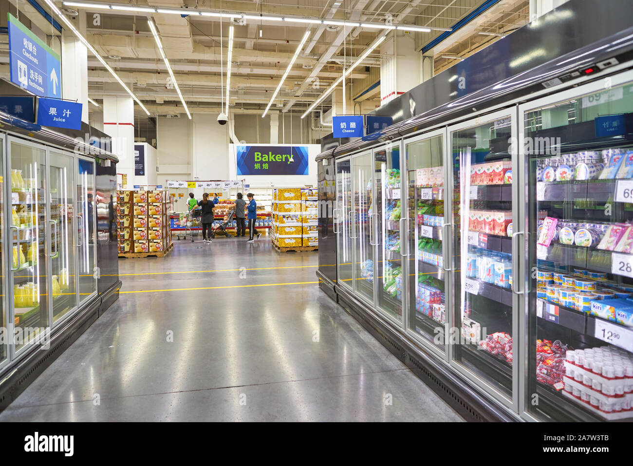 SHENZHEN, China - April 22, 2019: Innenraum geschossen von Sam's Club in Shenzhen. Sam's Club ist eine amerikanische Kette der Mitgliedschaft - nur Retail Warehouse c Stockfoto