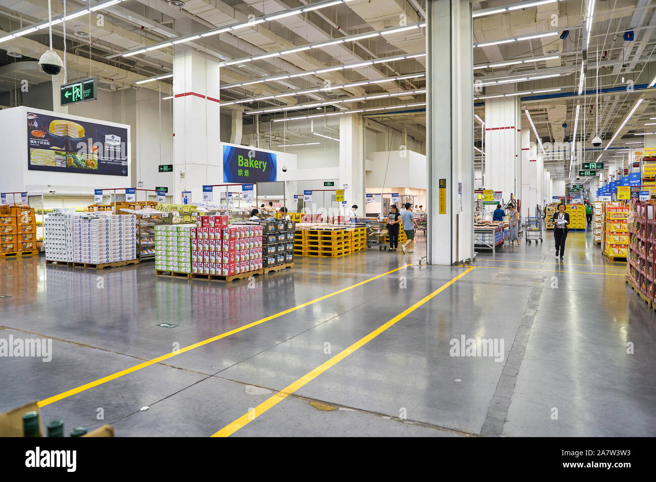 SHENZHEN, China - April 22, 2019: Innenraum geschossen von Sam's Club in Shenzhen. Sam's Club ist eine amerikanische Kette der Mitgliedschaft - nur Retail Warehouse c Stockfoto