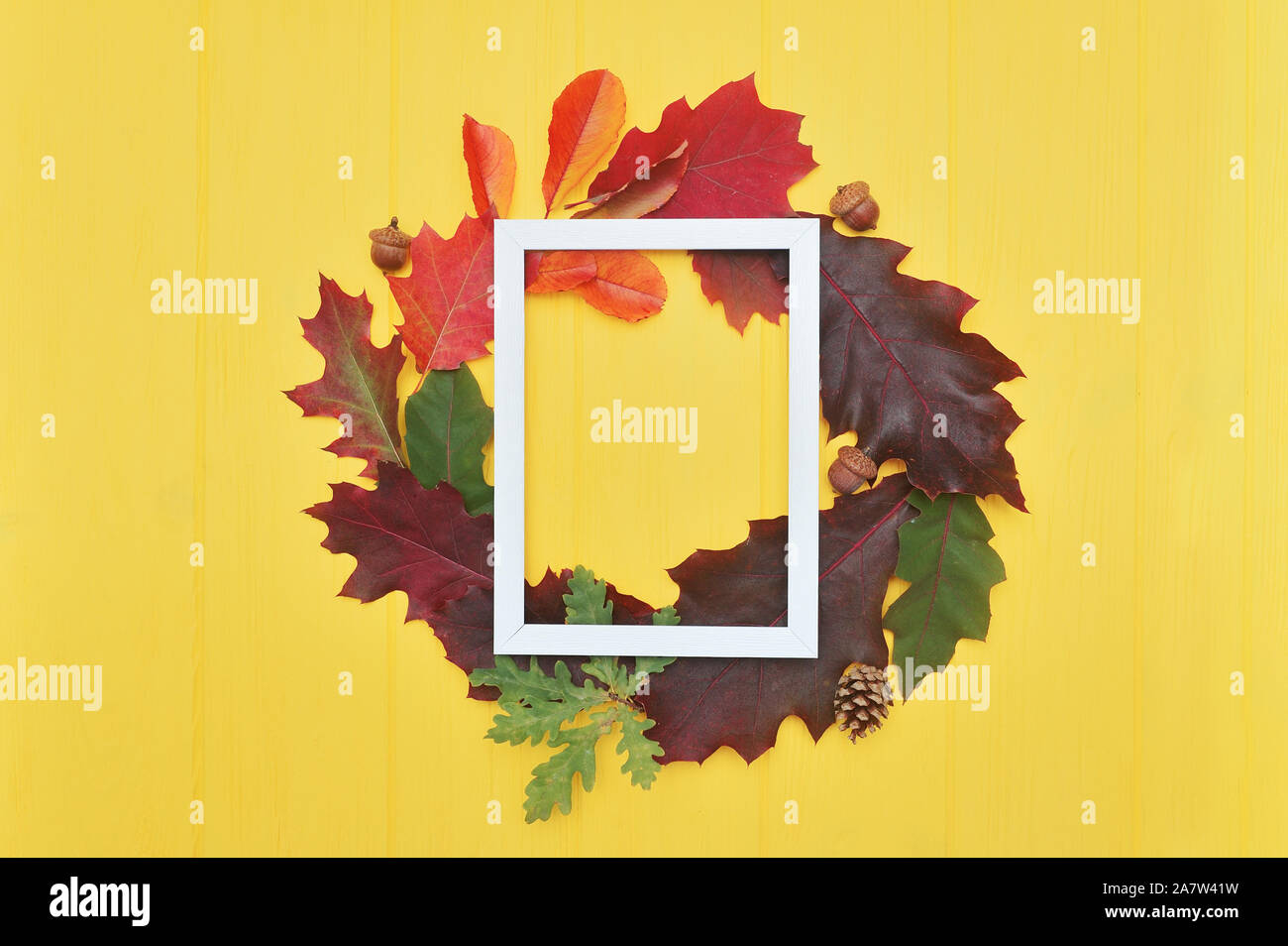 Herbst Blätter frame Kranz und weißen Holzrahmen mit Platz für Ihren Text auf gelbem Hintergrund. Mockup Dekor für Thanksgiving Day design Stockfoto