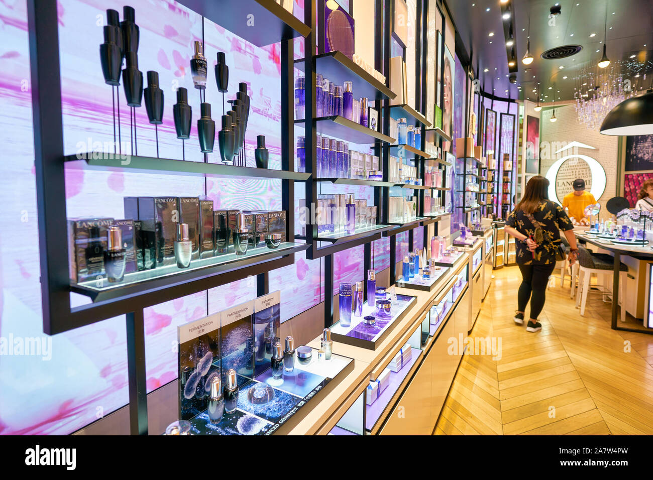 SHENZHEN, China - ca. April 2019: Kosmetik Produkte auf Anzeige an Lancome store in Coastal City Shopping Mall. Stockfoto