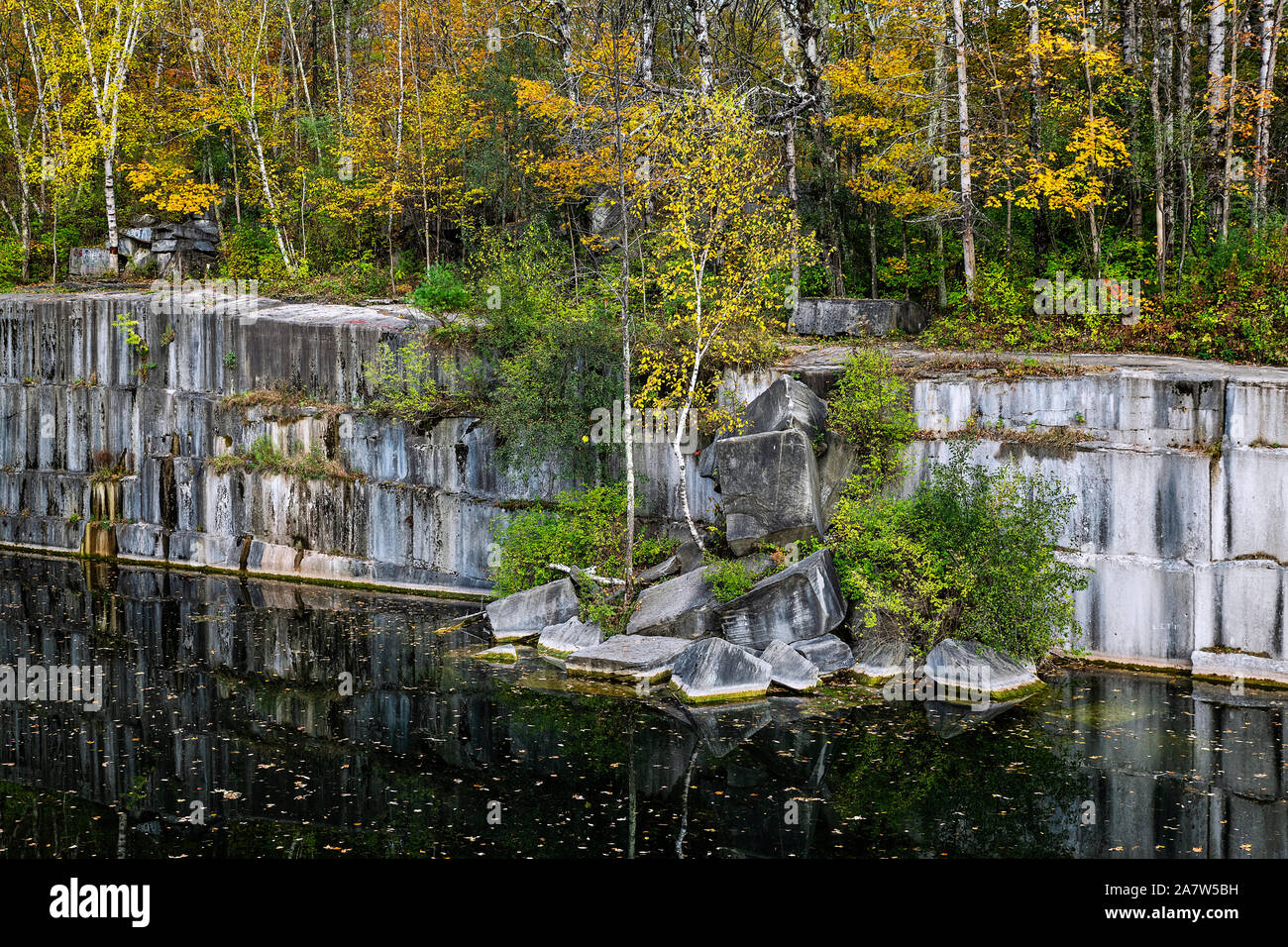 Granit Steinbruch mit Herbstfarbe, Dorset, Vermont, USA. Stockfoto