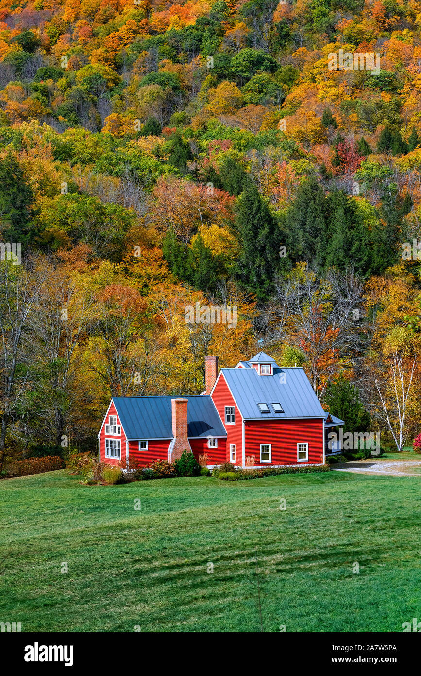 Charmante rote Haus im Herbst Laub, Bridgewater, Vermont, USA flankiert. Stockfoto