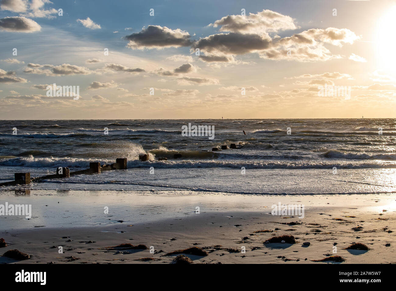Wellen wie die Sonne geht auf den Golf von Mexiko. Stockfoto