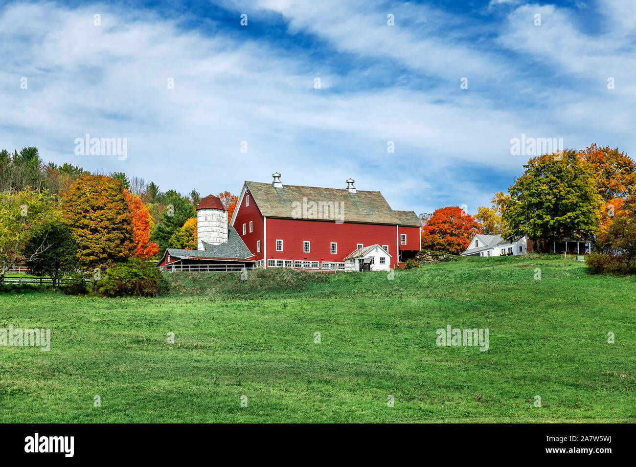 Charmante Hillside Farm mit Red Barn, Woodstock, Vermont, USA. Stockfoto