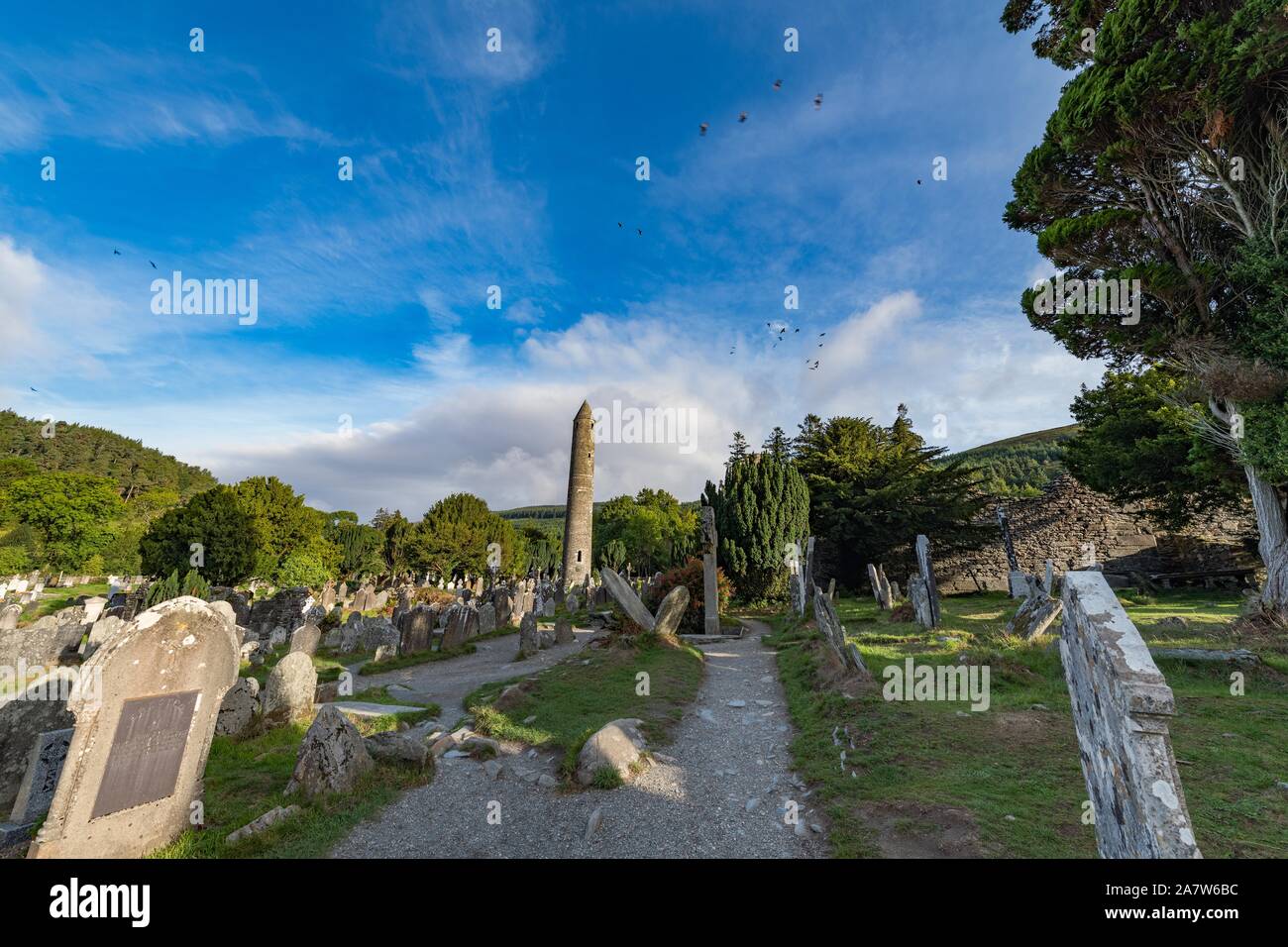 Glendalough ist ein Dorf mit einem Kloster in der Grafschaft Wicklow, Irland. Das Kloster wurde im 6. Jahrhundert vom Heiligen Kevin, Einsiedler und Priester gegründet. Stockfoto