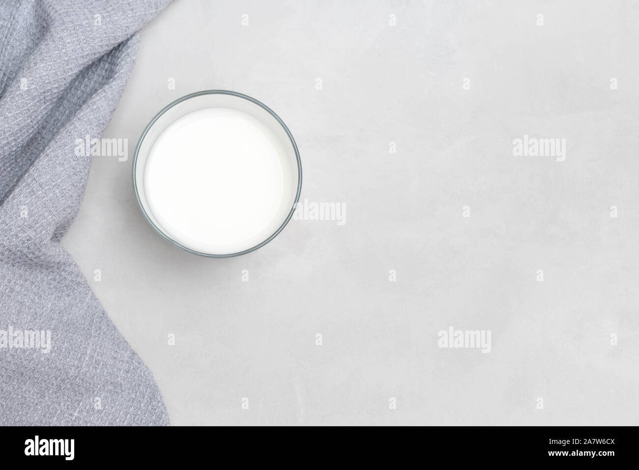 Frische plain Ayran (kefir) Joghurt Drink auf grauem Beton Hintergrund. Stockfoto