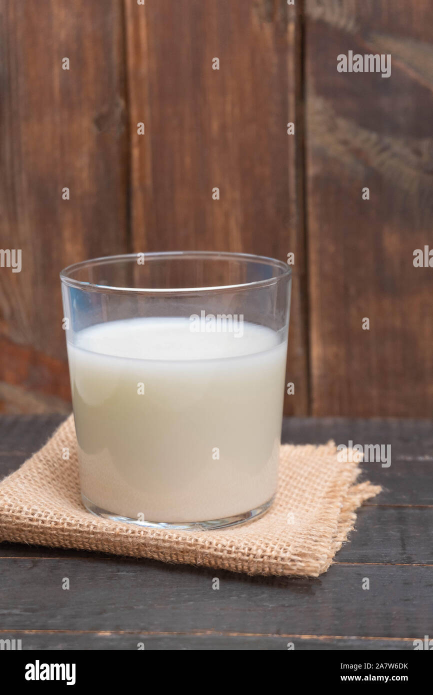 Glas Tasse Joghurt Getränk Ayran (kefir) auf Holztisch. Stockfoto