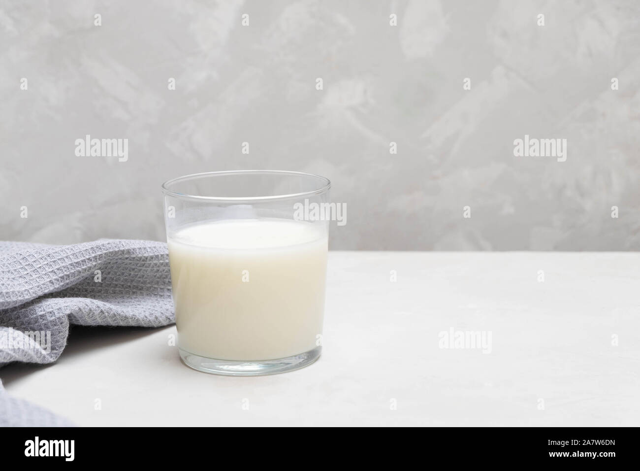 Joghurt-basierten Getränke Ayran (kefir) auf grauem Beton Hintergrund. Stockfoto