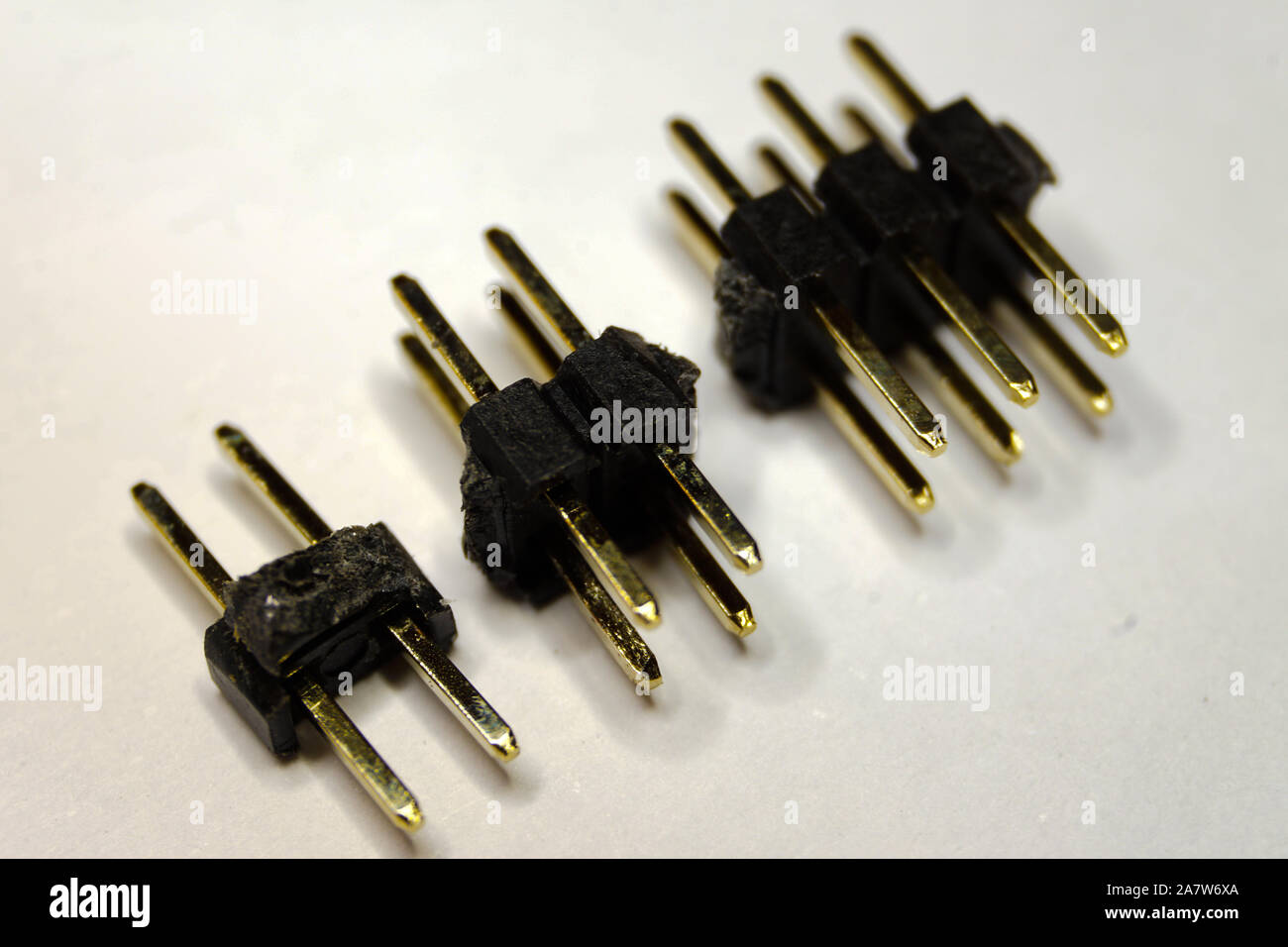 In der Nähe der Diagonal ausgerichtet Dual in-line Package männlichen Elektronik Steckverbinder Komponenten teilweise im Fokus auf weißem Hintergrund Stockfoto