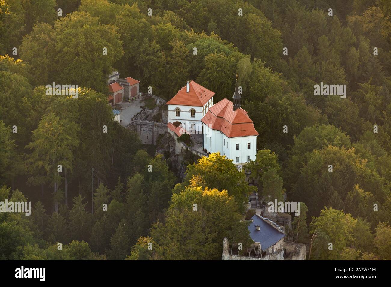 Valdstejn Burg im Böhmischen Paradies auf dem Luftbild Stockfoto