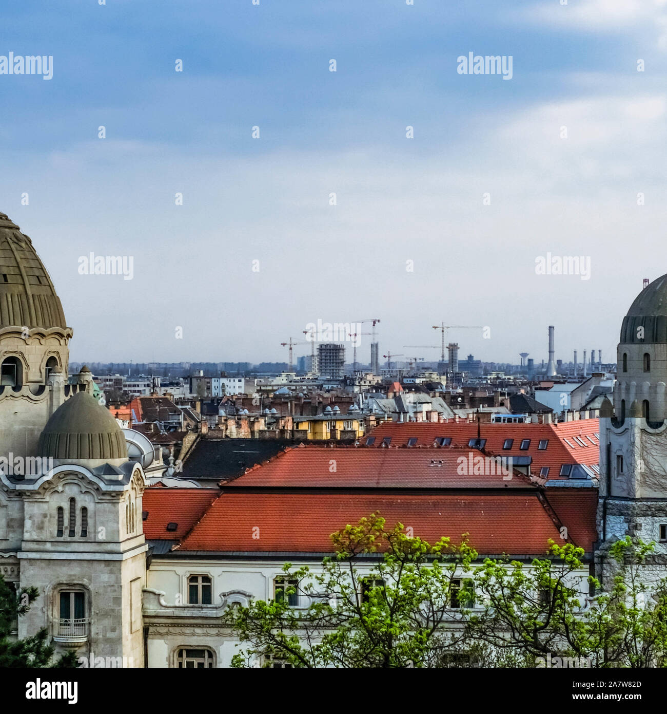 Dach und zwei Türme von Gellert Thermalbad Komplex mit Budapest Stadtbild auf einem Hintergrund. Stockfoto