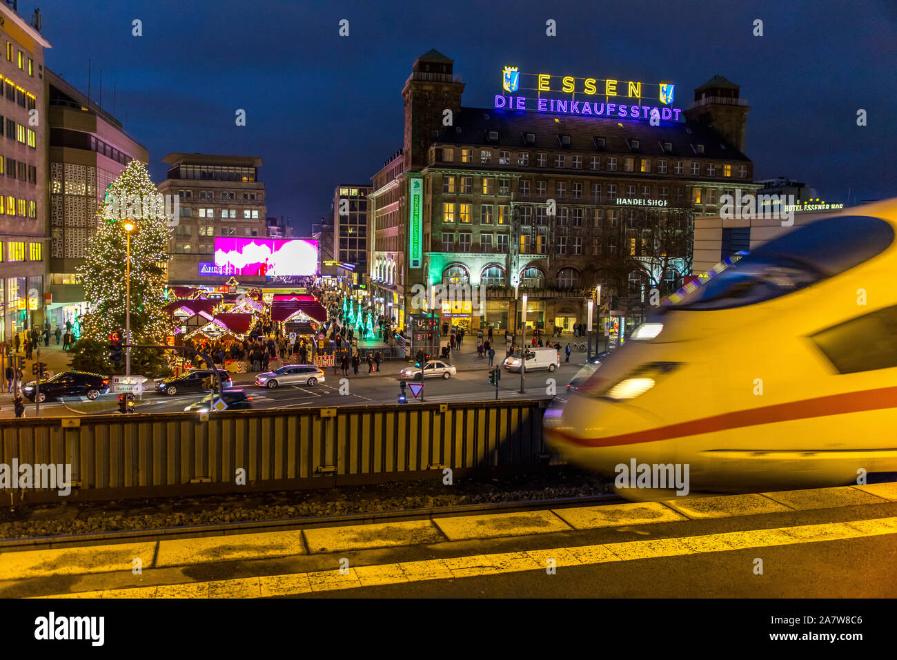 Weihnachtsmarkt in Essen, am Willy-Brandt-Platz am Hauptbahnhof, Kettwiger Straße, Anschluss 1 Hauptbahnhof, ICE, Stockfoto