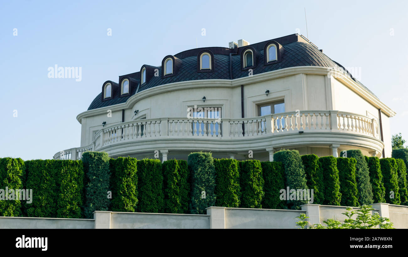 Weiße Haus hinter einem grünen Zaun Stockfoto