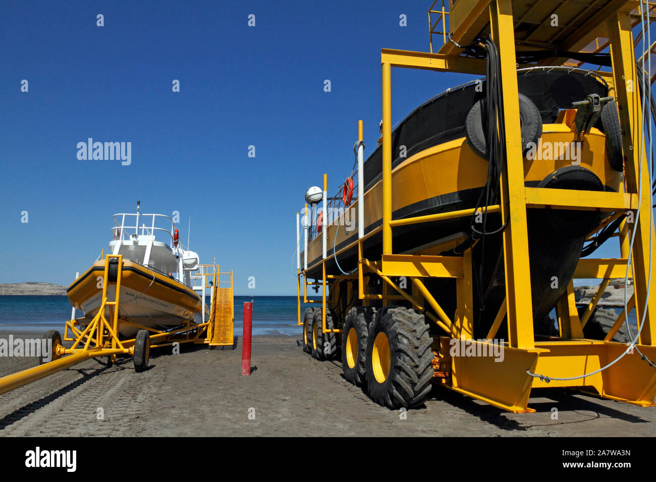 Die gelbe U-Boot. Der Spezialist im Semi-U-Boot Whale watching Schiff ermöglicht die Anzeige oberhalb und unterhalb der Wasserlinie. Stockfoto