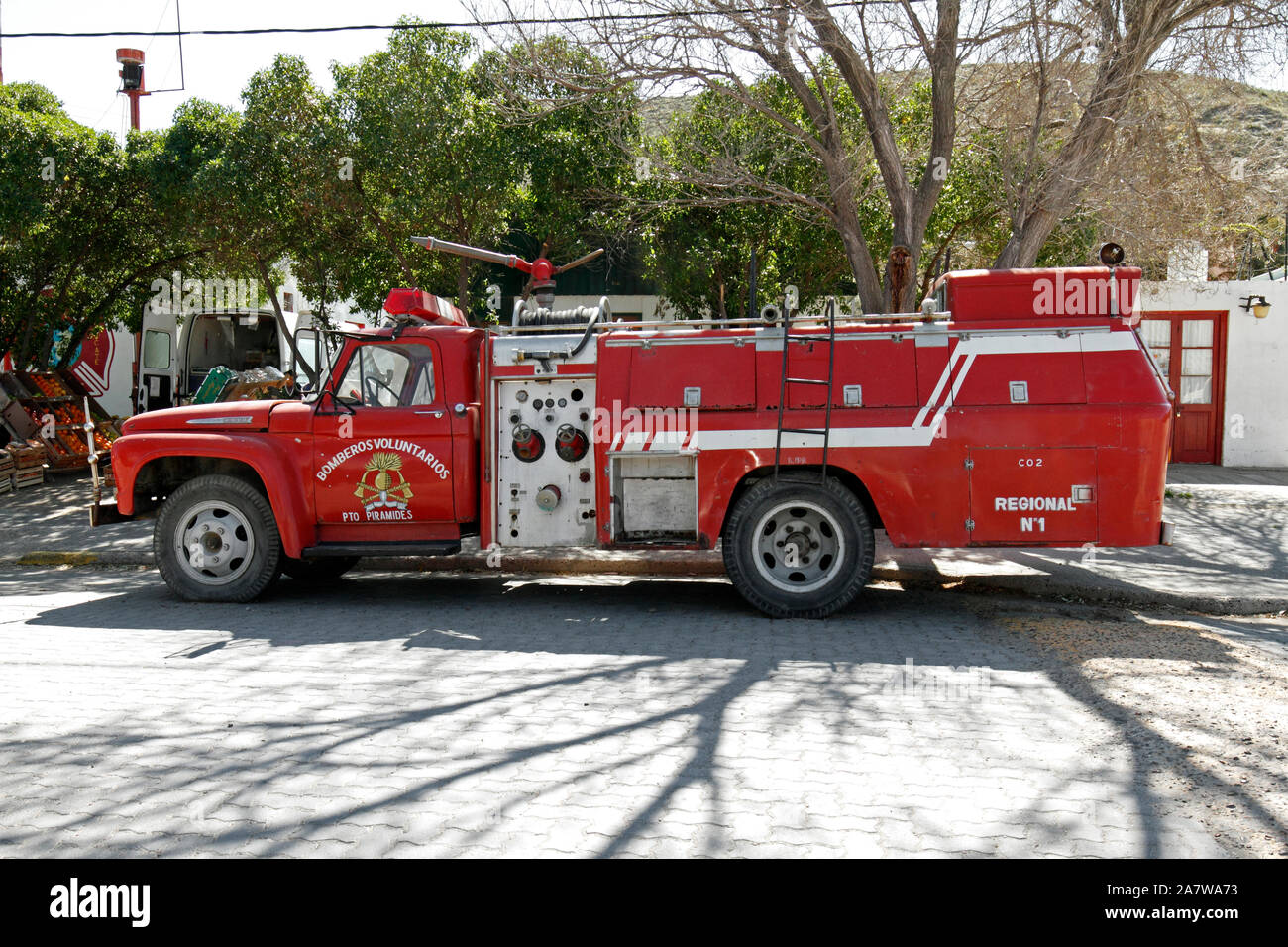 Punta oder Puerto Piramides freiwillige Feuerwehr Station. Alte Fire Engine auf einem Ford Pick-up mit langem Radstand. Stockfoto