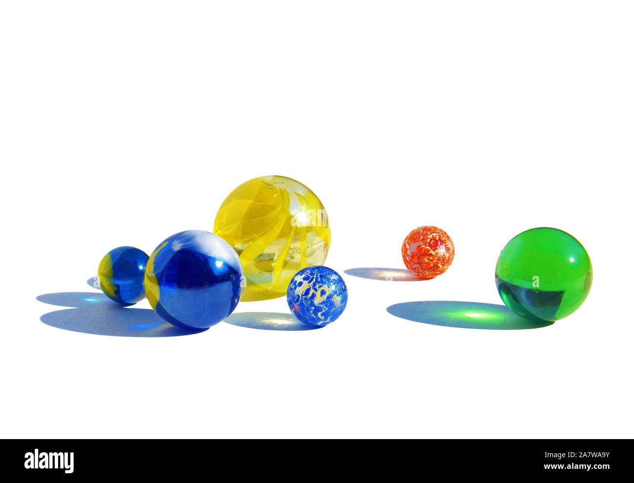 Beutel mit Kugeln und Perlen auf weißem Hintergrund Stockfoto
